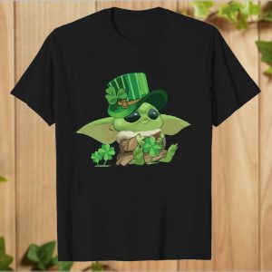 Baby Yoda Leprechauns hug Shamrock Peace Sign Flowery Heart St Patrick Day T Shirt