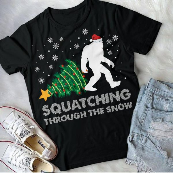 Bigfoot Christmas Tree Squatching Through The Snow T-Shirt